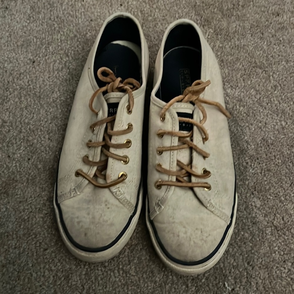 Cream sperry sneaker